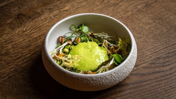 Grilled asparagus with leek purée, peas &amp; mushroom